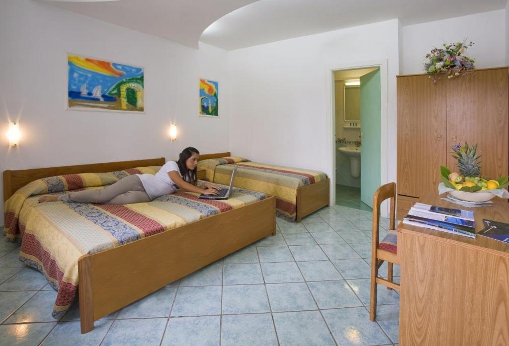 Albergo Villa Hibiscus Forio di Ischia Szoba fotó