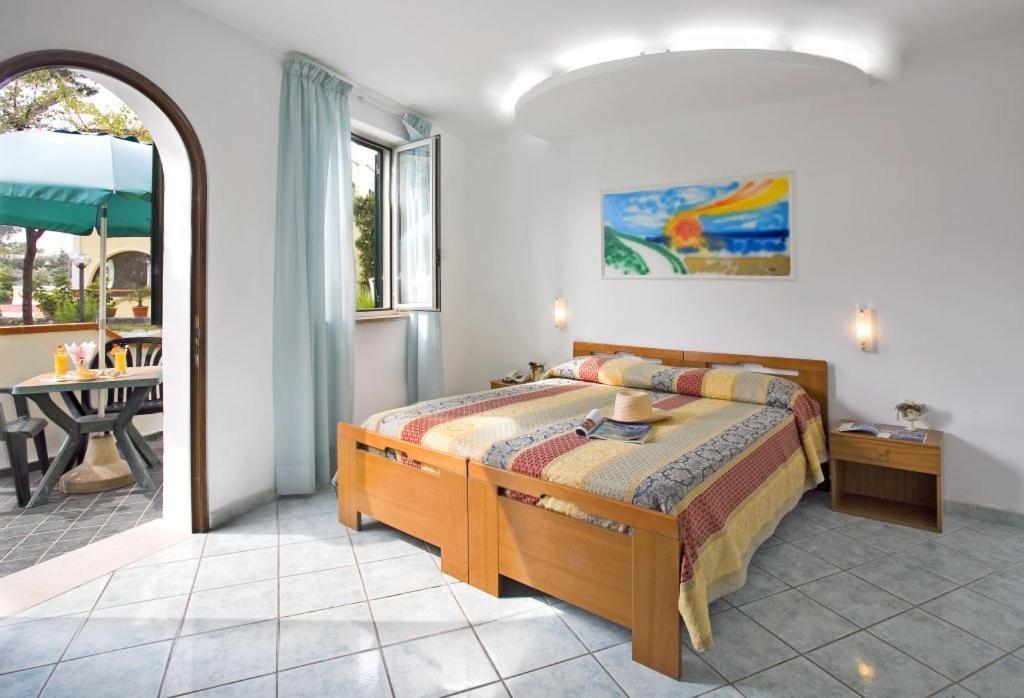Albergo Villa Hibiscus Forio di Ischia Szoba fotó